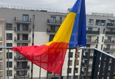Traian Băsescu nu a fost invitat la parada militară & Fostul președinte a sărbătorit Ziua Națională din balconul său, unde a arborat tricolorul