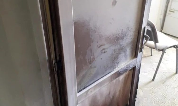 Un bărbat care nu a primit ajutorul pentru încălzire din cauza neachitării impozitului, a incendiat o ușa a unei primării din Vaslui