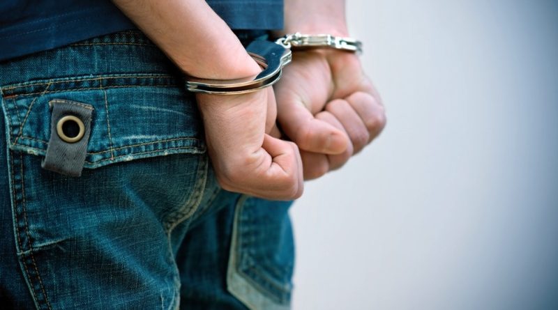 Arestat pentru trei infracțiuni, printre care și lovirea unui copil de 11 ani