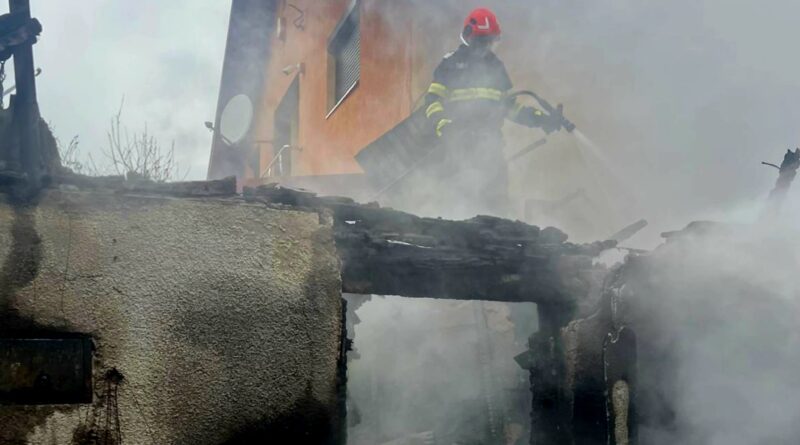 Încă o tragedie în județ: un bătrân de 80 de ani a murit din cauza incendiului ce i-a cuprins casa