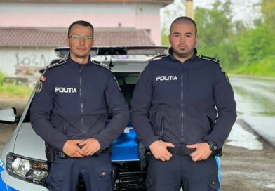 Intervenție salvatoare a doi polițiști din Bolintin: au scos o femeie dintr-o casă cuprinsă de flăcări (video)