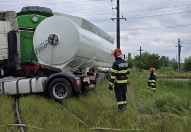 La un pas de tragedie: o cisternă cu motorină s-a izbit de un mărfar ce transporta tot motorină