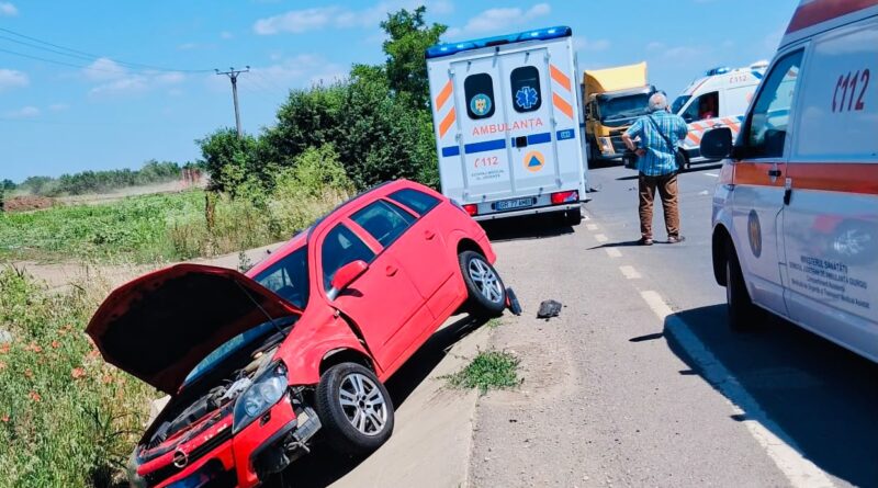 Două accidente, aproape simultane, în aceeași zonă, pe DN 5; șase mașini implicate, două victime la spital