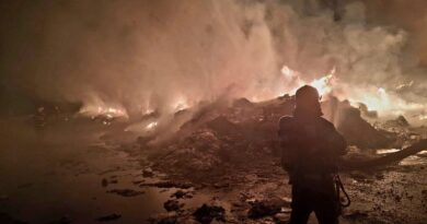 O mână criminală a declanșat un incendiu devastator într-un depozit de deșeuri