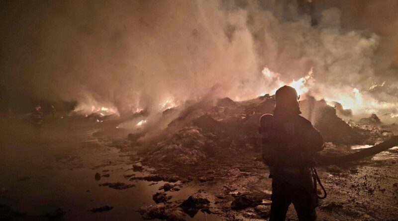 O mână criminală a declanșat un incendiu devastator într-un depozit de deșeuri