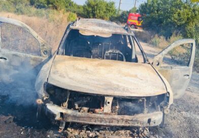 Un autoturism ars în totalitate – cea mai recentă ”victimă” a scurtcircuitului (video)