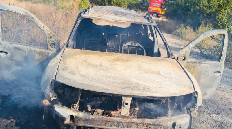 Un autoturism ars în totalitate – cea mai recentă ”victimă” a scurtcircuitului (video)