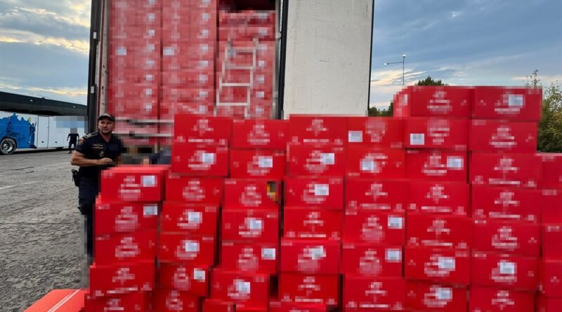Lovitură dură aplicată contrabandiștilor: peste 200.000 de pachete de țigări găsite într-un camion, la Giurgiu