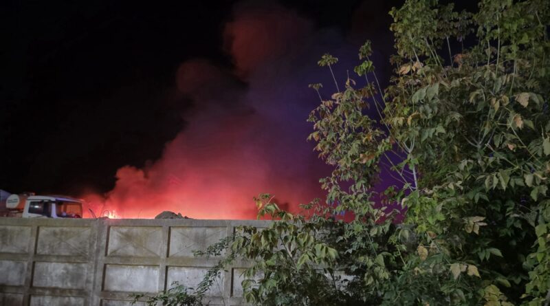 Incendiu violent în curtea unei firme locale; focul a fost pus intenționat