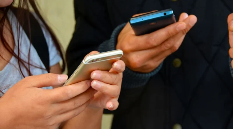 Telefoanele mobile – interzise în unitățile de învățământ și în acest an școlar