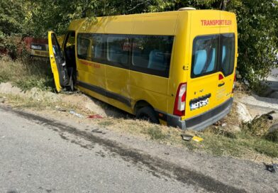 Nu a acordat prioritate și a lovit în plin un microbuz școlar…. care au fost urmările?